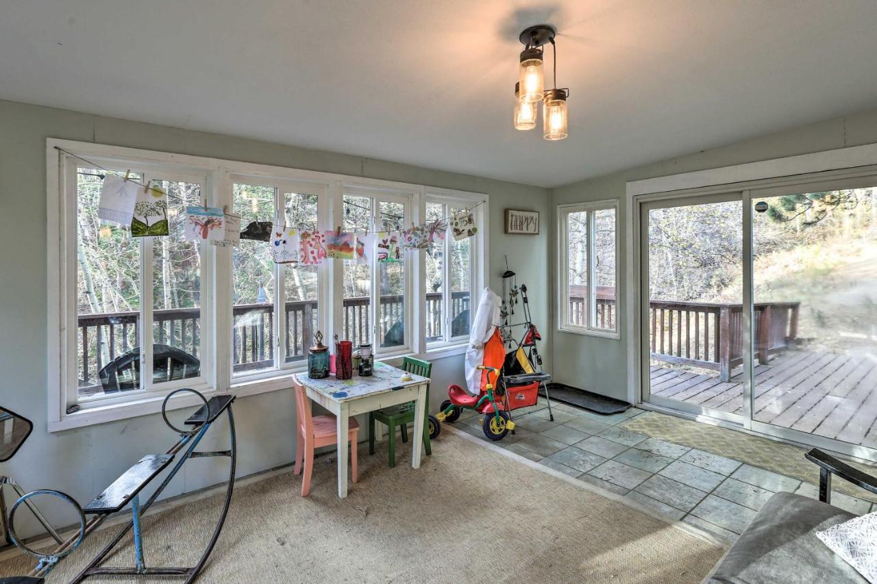 Stunning Golden Home With Deck About 35 Mi To Denver! Екстер'єр фото