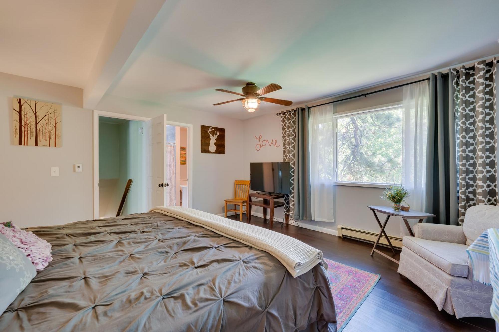 Stunning Golden Home With Deck About 35 Mi To Denver! Екстер'єр фото