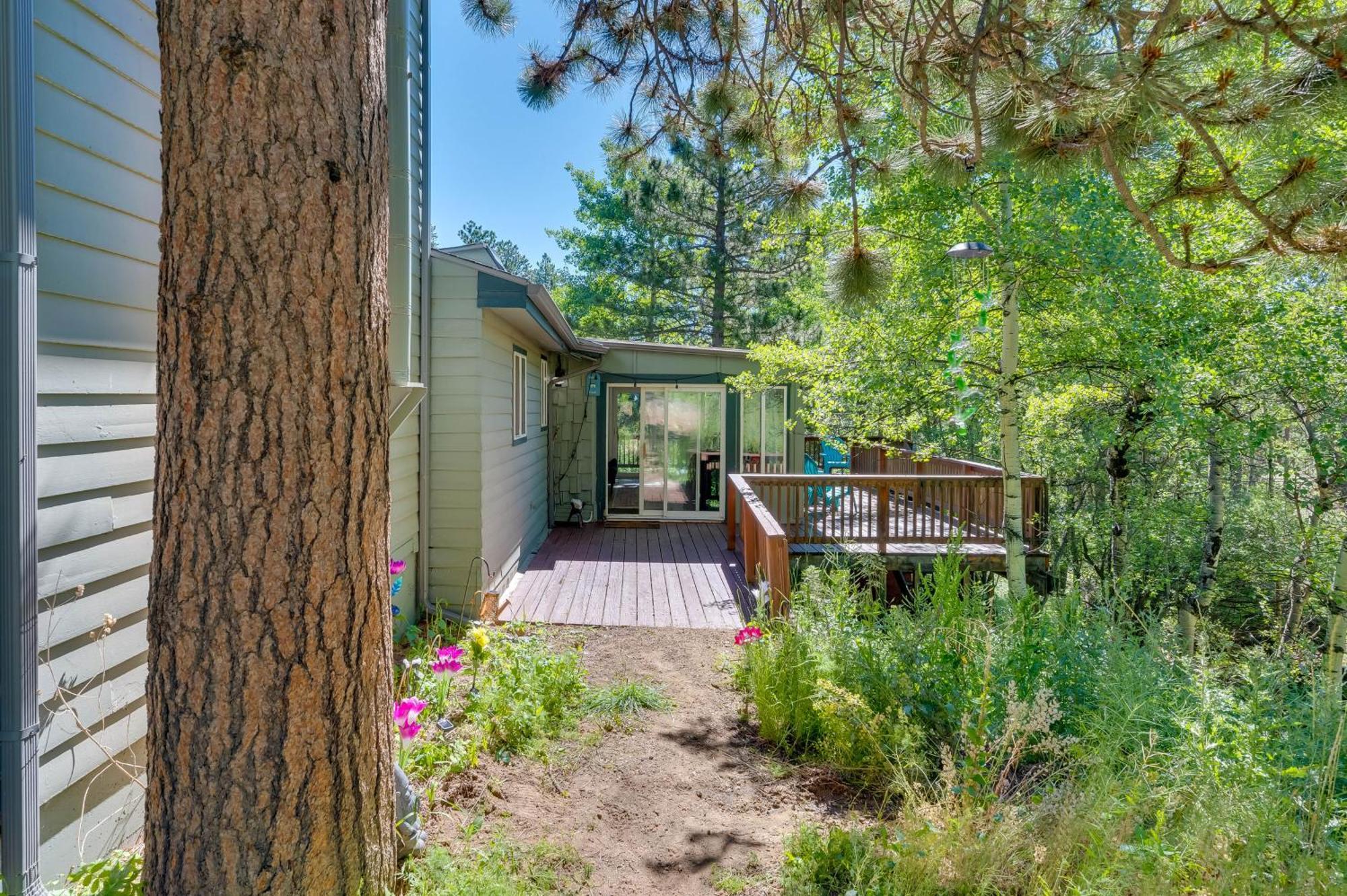 Stunning Golden Home With Deck About 35 Mi To Denver! Екстер'єр фото