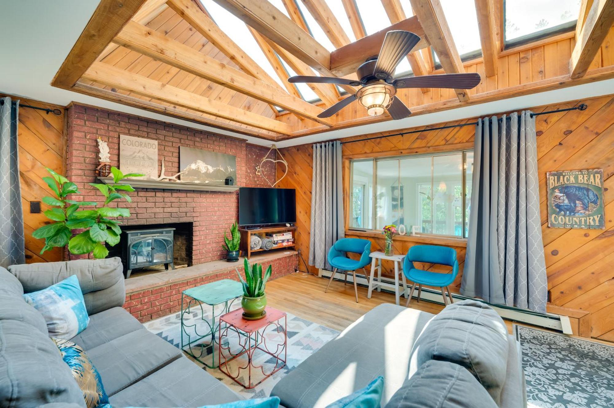 Stunning Golden Home With Deck About 35 Mi To Denver! Екстер'єр фото