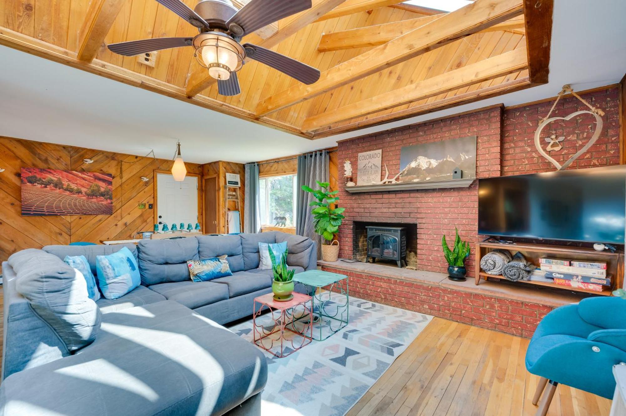 Stunning Golden Home With Deck About 35 Mi To Denver! Екстер'єр фото